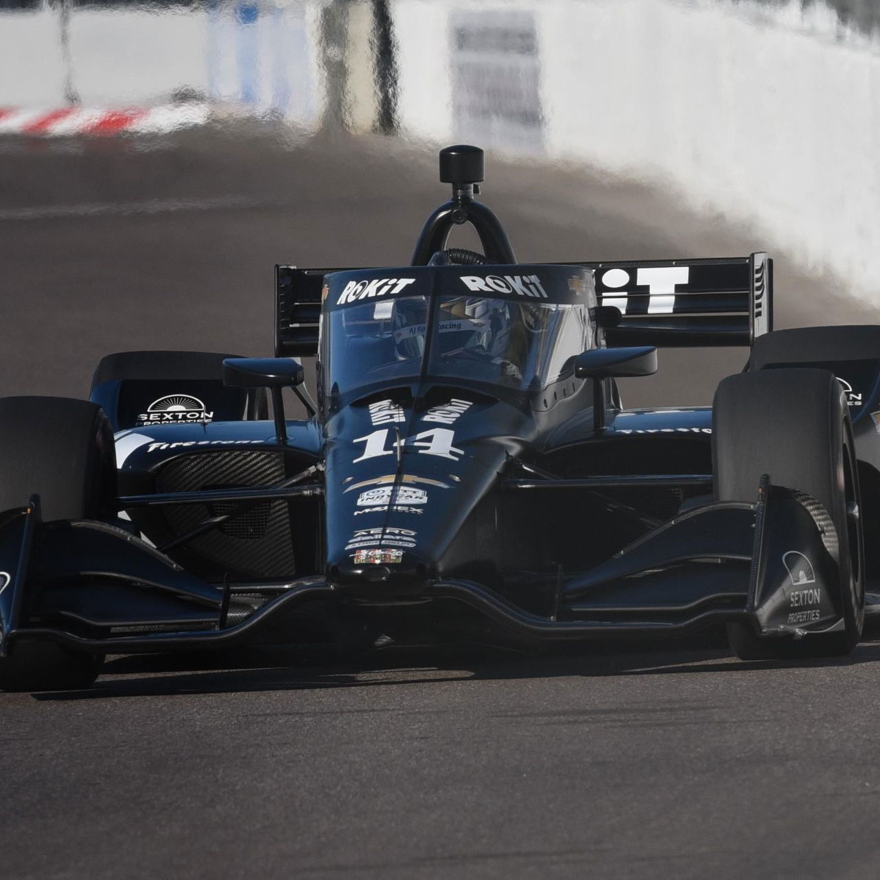 Max Chilton membungkuk keluar dari oval, Conor Daly direkrut oleh Carlin di Texas